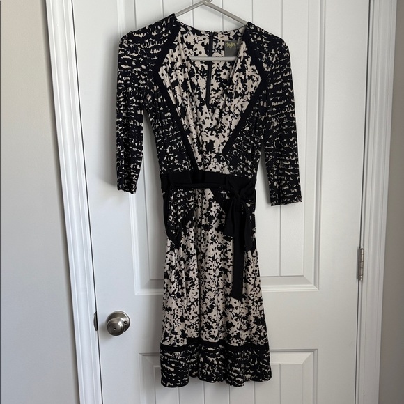Taylor Dresses & Skirts - Taylor Black and Cream Long Sleeve Dress